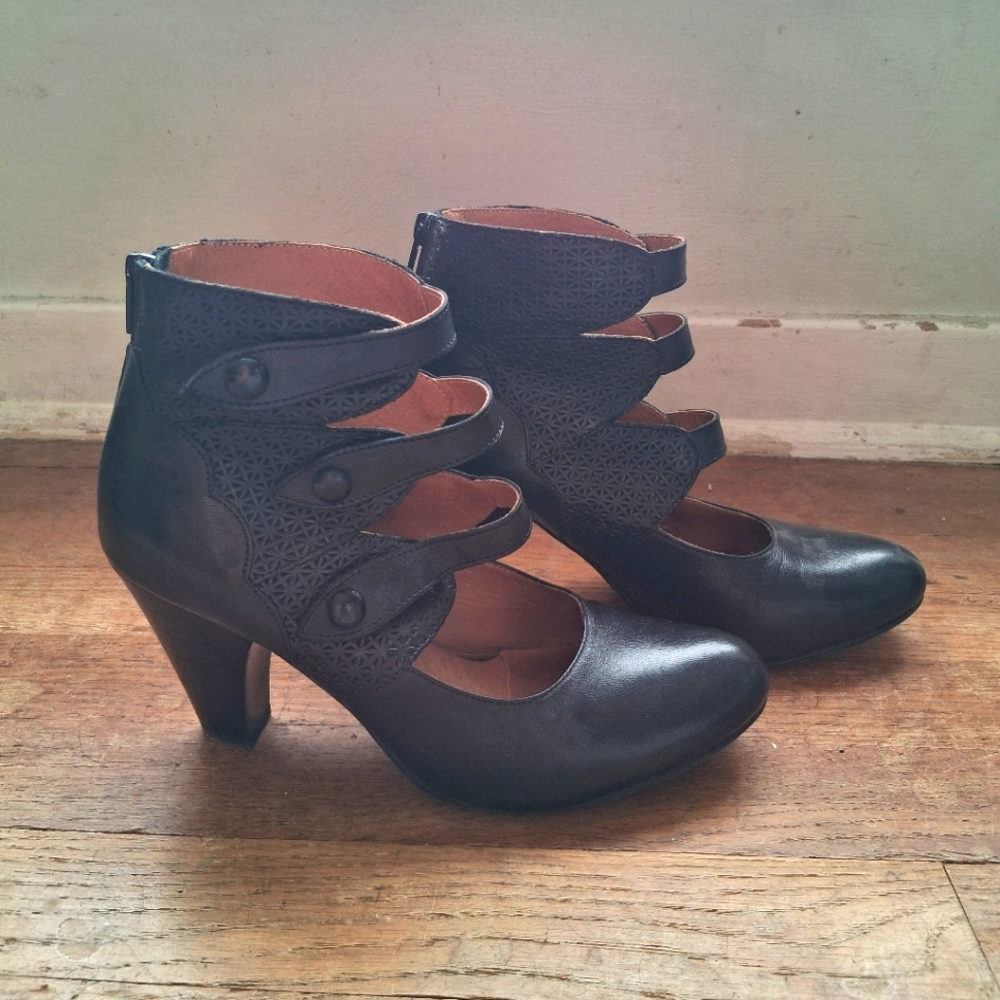 Elegant Black Miz Mooz Heels